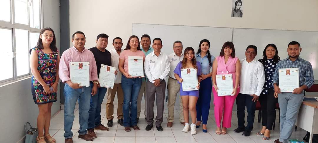 Entrega de títulos profesionales a egresados de la región Tierra Caliente, contamos con la presencia del M.C René Urbina Arévalo Coordinador, M.C Guadalupe Lucena Santiago responsable de Títulos y Grados académicos de la Zona Norte.